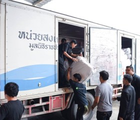 นำถุงยังชีพพระราชทาน ไปมอบให้แก่ราษฎรที่ประสบอุทกภัย ... พารามิเตอร์รูปภาพ 3