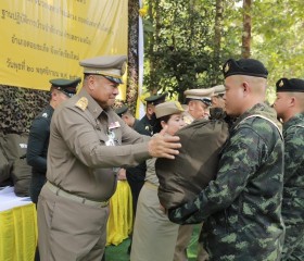 นายพลากร สุวรรณรัฐ องคมนตรี นายกมูลนิธิราชประชานุเคราะห์ฯ ... พารามิเตอร์รูปภาพ 12