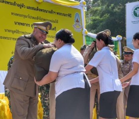 นายพลากร สุวรรณรัฐ องคมนตรี นายกมูลนิธิราชประชานุเคราะห์ฯ ... พารามิเตอร์รูปภาพ 1