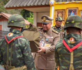 นายพลากร สุวรรณรัฐ องคมนตรี นายกมูลนิธิราชประชานุเคราะห์ฯ ... พารามิเตอร์รูปภาพ 2
