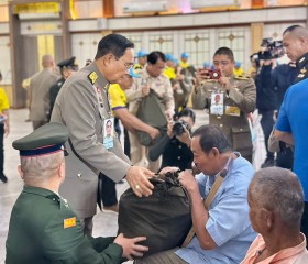 พระบาทสมเด็จพระเจ้าอยู่หัว ทรงพระกรุณาโปรดเกล้าฯ ให้ พลเอก ... พารามิเตอร์รูปภาพ 12