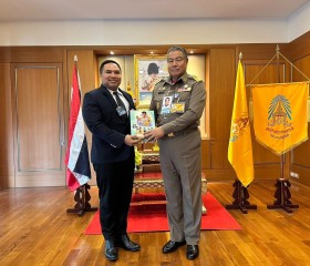 นายพลากร สุวรรณรัฐ องคมนตรี นายกมูลนิธิราชประชานุเคราะห์ ... พารามิเตอร์รูปภาพ 1