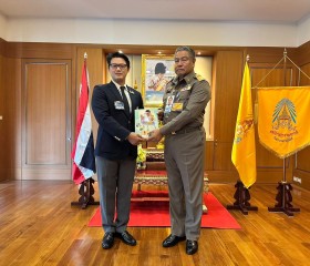 นายพลากร สุวรรณรัฐ องคมนตรี นายกมูลนิธิราชประชานุเคราะห์ ... พารามิเตอร์รูปภาพ 4