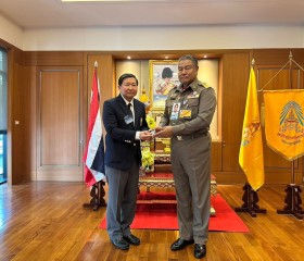 นายพลากร สุวรรณรัฐ องคมนตรี นายกมูลนิธิราชประชานุเคราะห์ ... พารามิเตอร์รูปภาพ 3