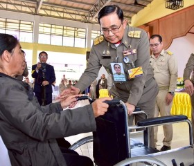พระบาทสมเด็จพระเจ้าอยู่หัว ทรงพระกรุณาโปรดเกล้าฯ ให้ พลเอก ... พารามิเตอร์รูปภาพ 2