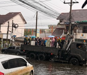 นายพลากร สุวรรณรัฐ องคมนตรี นายกมูลนิธิราชประชานุเคราะห์ฯ ... พารามิเตอร์รูปภาพ 24