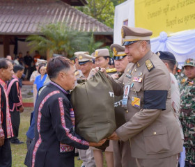นายพลากร สุวรรณรัฐ องคมนตรี นายกมูลนิธิราชประชานุเคราะห์ ... พารามิเตอร์รูปภาพ 1
