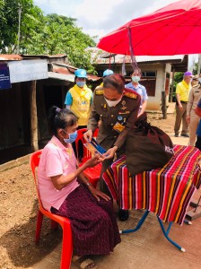 พระบาทสมเด็จพระเจ้าอยู่หัวทรงพระกรุณาโปรดเกล้าโปรดกระหม่อมให้ นายอำพน กิตติอำพน องคมนตรี พลอากาศโท ภักดี แสง-ชูโต เลขาธิการ มูลนิธิราชประชานุเคราะห์ในพระบรมราชูปถัมภ์ เชิญสิ่งของพระราชทาน มอบแก่ประชาชนผู้ประสบอุทกภัย พื้นที่จังหวัดหนองบัวลำภู ... พารามิเตอร์รูปภาพ 1