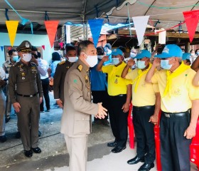 พระบาทสมเด็จพระเจ้าอยู่หัวทรงพระกรุณาโปรดเกล้าโปรดกระหม่อมให้ นายอำพน กิตติอำพน องคมนตรี พลอากาศโท ภักดี แสง-ชูโต เลขาธิการ มูลนิธิราชประชานุเคราะห์ในพระบรมราชูปถัมภ์ เชิญสิ่งของพระราชทาน มอบแก่ประชาชนผู้ประสบอุทกภัย พื้นที่จังหวัดหนองบัวลำภู ... พารามิเตอร์รูปภาพ 12