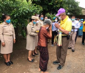 พระบาทสมเด็จพระเจ้าอยู่หัวทรงพระกรุณาโปรดเกล้าโปรดกระหม่อมให้ นายอำพน กิตติอำพน องคมนตรี พลอากาศโท ภักดี แสง-ชูโต เลขาธิการ มูลนิธิราชประชานุเคราะห์ในพระบรมราชูปถัมภ์ เชิญสิ่งของพระราชทาน มอบแก่ประชาชนผู้ประสบอุทกภัย พื้นที่จังหวัดหนองบัวลำภู ... พารามิเตอร์รูปภาพ 14