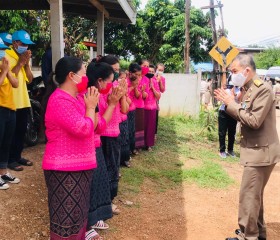 พระบาทสมเด็จพระเจ้าอยู่หัวทรงพระกรุณาโปรดเกล้าโปรดกระหม่อมให้ นายอำพน กิตติอำพน องคมนตรี พลอากาศโท ภักดี แสง-ชูโต เลขาธิการ มูลนิธิราชประชานุเคราะห์ในพระบรมราชูปถัมภ์ เชิญสิ่งของพระราชทาน มอบแก่ประชาชนผู้ประสบอุทกภัย พื้นที่จังหวัดหนองบัวลำภู ... พารามิเตอร์รูปภาพ 3