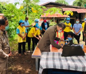 พระบาทสมเด็จพระเจ้าอยู่หัวทรงพระกรุณาโปรดเกล้าโปรดกระหม่อมให้ นายอำพน กิตติอำพน องคมนตรี พลอากาศโท ภักดี แสง-ชูโต เลขาธิการ มูลนิธิราชประชานุเคราะห์ในพระบรมราชูปถัมภ์ เชิญสิ่งของพระราชทาน มอบแก่ประชาชนผู้ประสบอุทกภัย พื้นที่จังหวัดหนองบัวลำภู ... พารามิเตอร์รูปภาพ 4