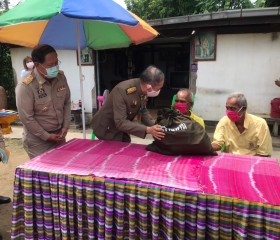 พระบาทสมเด็จพระเจ้าอยู่หัวทรงพระกรุณาโปรดเกล้าโปรดกระหม่อมให้ นายอำพน กิตติอำพน องคมนตรี พลอากาศโท ภักดี แสง-ชูโต เลขาธิการ มูลนิธิราชประชานุเคราะห์ในพระบรมราชูปถัมภ์ เชิญสิ่งของพระราชทาน มอบแก่ประชาชนผู้ประสบอุทกภัย พื้นที่จังหวัดหนองบัวลำภู ... พารามิเตอร์รูปภาพ 5