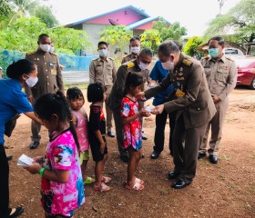 พระบาทสมเด็จพระเจ้าอยู่หัวทรงพระกรุณาโปรดเกล้าโปรดกระหม่อมให้ นายอำพน กิตติอำพน องคมนตรี พลอากาศโท ภักดี แสง-ชูโต เลขาธิการ มูลนิธิราชประชานุเคราะห์ในพระบรมราชูปถัมภ์ เชิญสิ่งของพระราชทาน มอบแก่ประชาชนผู้ประสบอุทกภัย พื้นที่จังหวัดหนองบัวลำภู ... พารามิเตอร์รูปภาพ 8