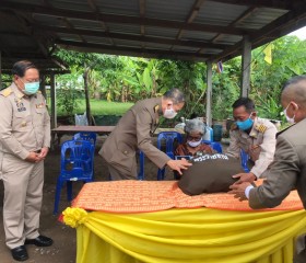 พระบาทสมเด็จพระเจ้าอยู่หัวทรงพระกรุณาโปรดเกล้าโปรดกระหม่อมให้ นายอำพน กิตติอำพน องคมนตรี พลอากาศโท ภักดี แสง-ชูโต เลขาธิการ มูลนิธิราชประชานุเคราะห์ในพระบรมราชูปถัมภ์ เชิญสิ่งของพระราชทาน มอบแก่ประชาชนผู้ประสบอุทกภัย พื้นที่จังหวัดหนองบัวลำภู ... พารามิเตอร์รูปภาพ 10