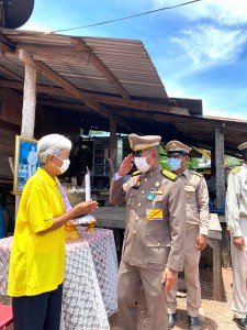 พระบาทสมเด็จพระเจ้าอยู่หัวทรงพระกรุณาโปรดเกล้าโปรดกระหม่อมให้ พลเอกเฉลิมชัย สิทธิสาท องคมนตรี ร่วมกับมูลนิธิราชประชานุเคราะห์ในพระบรมราชูปถัมภ์ เชิญสิ่งของพระราชทาน มอบแก่ประชาชนผู้ประสบอุทกภัย พื้นที่จังหวัดอุตรดิตถ์ ... พารามิเตอร์รูปภาพ 1