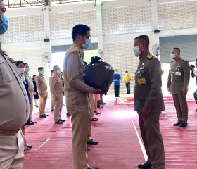 พระบาทสมเด็จพระเจ้าอยู่หัวทรงพระกรุณาโปรดเกล้าโปรดกระหม่อมให้ พลเอกเฉลิมชัย สิทธิสาท องคมนตรี ร่วมกับมูลนิธิราชประชานุเคราะห์ในพระบรมราชูปถัมภ์ เชิญสิ่งของพระราชทาน มอบแก่ประชาชนผู้ประสบอุทกภัย พื้นที่จังหวัดอุตรดิตถ์ ... พารามิเตอร์รูปภาพ 4