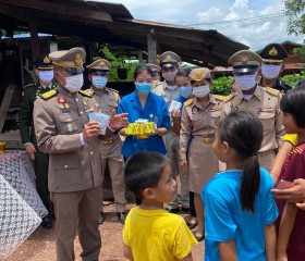 พระบาทสมเด็จพระเจ้าอยู่หัวทรงพระกรุณาโปรดเกล้าโปรดกระหม่อมให้ พลเอกเฉลิมชัย สิทธิสาท องคมนตรี ร่วมกับมูลนิธิราชประชานุเคราะห์ในพระบรมราชูปถัมภ์ เชิญสิ่งของพระราชทาน มอบแก่ประชาชนผู้ประสบอุทกภัย พื้นที่จังหวัดอุตรดิตถ์ ... พารามิเตอร์รูปภาพ 7