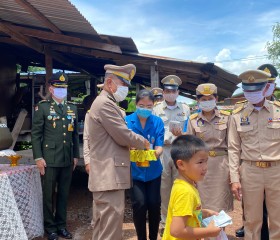 พระบาทสมเด็จพระเจ้าอยู่หัวทรงพระกรุณาโปรดเกล้าโปรดกระหม่อมให้ พลเอกเฉลิมชัย สิทธิสาท องคมนตรี ร่วมกับมูลนิธิราชประชานุเคราะห์ในพระบรมราชูปถัมภ์ เชิญสิ่งของพระราชทาน มอบแก่ประชาชนผู้ประสบอุทกภัย พื้นที่จังหวัดอุตรดิตถ์ ... พารามิเตอร์รูปภาพ 8