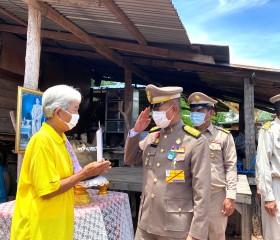 พระบาทสมเด็จพระเจ้าอยู่หัวทรงพระกรุณาโปรดเกล้าโปรดกระหม่อมให้ พลเอกเฉลิมชัย สิทธิสาท องคมนตรี ร่วมกับมูลนิธิราชประชานุเคราะห์ในพระบรมราชูปถัมภ์ เชิญสิ่งของพระราชทาน มอบแก่ประชาชนผู้ประสบอุทกภัย พื้นที่จังหวัดอุตรดิตถ์ ... พารามิเตอร์รูปภาพ 9