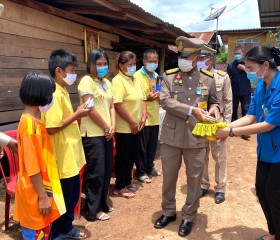 พระบาทสมเด็จพระเจ้าอยู่หัวทรงพระกรุณาโปรดเกล้าโปรดกระหม่อมให้ พลเอกเฉลิมชัย สิทธิสาท องคมนตรี ร่วมกับมูลนิธิราชประชานุเคราะห์ในพระบรมราชูปถัมภ์ เชิญสิ่งของพระราชทาน มอบแก่ประชาชนผู้ประสบอุทกภัย พื้นที่จังหวัดอุตรดิตถ์ ... พารามิเตอร์รูปภาพ 10