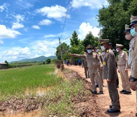 พระบาทสมเด็จพระเจ้าอยู่หัวทรงพระกรุณาโปรดเกล้าโปรดกระหม่อมให้ พลเอกเฉลิมชัย สิทธิสาท องคมนตรี ร่วมกับมูลนิธิราชประชานุเคราะห์ในพระบรมราชูปถัมภ์ เชิญสิ่งของพระราชทาน มอบแก่ประชาชนผู้ประสบอุทกภัย พื้นที่จังหวัดอุตรดิตถ์ ... พารามิเตอร์รูปภาพ 11