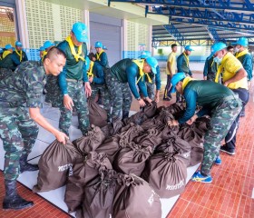 พระบาทสมเด็จพระเจ้าอยู่หัว พระราชทานถุงยังชีพ ๑๐,๐๐๐ ชุด ... พารามิเตอร์รูปภาพ 10