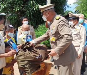 พลเรือเอก พงษ์เทพ หนูเทพ องคมนตรี เชิญสิ่งของพระราชทาน ... พารามิเตอร์รูปภาพ 10