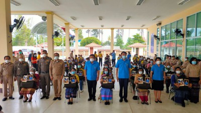 มอบสิ่งของพระราชทานผู้ประสบวาตภัย จังหวัดเชียงราย พารามิเตอร์รูปภาพ 1