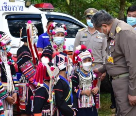 นายพลากร สุวรรณรัฐ องคมนตรี มอบถุงพระราชทานให้แก่ราษฎร ... พารามิเตอร์รูปภาพ 4