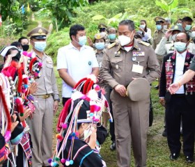 นายพลากร สุวรรณรัฐ องคมนตรี มอบถุงพระราชทานให้แก่ราษฎร ... พารามิเตอร์รูปภาพ 6