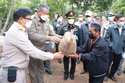 นายพลากร สุวรรณรัฐ องคมนตรี มอบถุงพระราชทานให้แก่ราษฎร ... พารามิเตอร์รูปภาพ 1