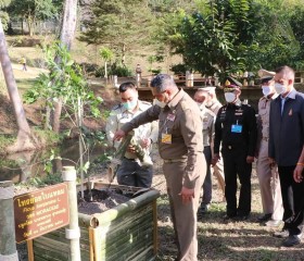 นายพลากร สุวรรณรัฐ องคมนตรี มอบถุงพระราชทานให้แก่ราษฎร ... พารามิเตอร์รูปภาพ 2