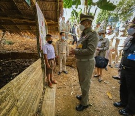 นายพลากร สุวรรณรัฐ องคมนตรี มอบถุงพระราชทานให้แก่ราษฎร ... พารามิเตอร์รูปภาพ 7