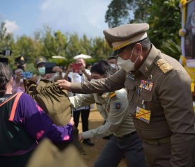 นายพลากร สุวรรณรัฐ องคมนตรี มอบถุงพระราชทานให้แก่ราษฎร ... พารามิเตอร์รูปภาพ 12