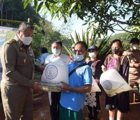 นายพลากร สุวรรณรัฐ องคมนตรี มอบถุงพระราชทานให้แก่ราษฎร ... พารามิเตอร์รูปภาพ 18