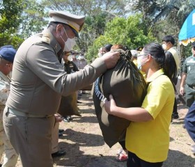 นายพลากร สุวรรณรัฐ องคมนตรี มอบถุงพระราชทานให้แก่ราษฎร ... พารามิเตอร์รูปภาพ 10