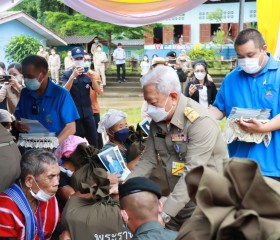 องคมนตรี เป็นประธานในพิธีมอบสิ่งของพระราชทาน ... พารามิเตอร์รูปภาพ 3