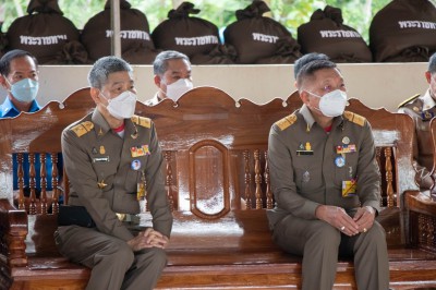 องคมนตรี เดินทางไปเป็นประธานพิธีมอบสิ่งของพระราชทาน ... พารามิเตอร์รูปภาพ 1