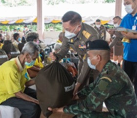 องคมนตรี เดินทางไปเป็นประธานพิธีมอบสิ่งของพระราชทาน ... พารามิเตอร์รูปภาพ 7