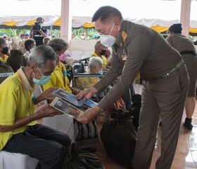 องคมนตรี เดินทางไปเป็นประธานพิธีมอบสิ่งของพระราชทาน ... พารามิเตอร์รูปภาพ 8