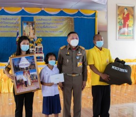 องคมนตรี เดินทางไปเป็นประธานพิธีมอบสิ่งของพระราชทาน ... พารามิเตอร์รูปภาพ 9