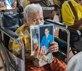 องคมนตรี เดินทางไปเป็นประธานพิธีมอบสิ่งของพระราชทาน ... พารามิเตอร์รูปภาพ 11