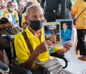 องคมนตรี เดินทางไปเป็นประธานพิธีมอบสิ่งของพระราชทาน ... พารามิเตอร์รูปภาพ 12