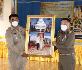 องคมนตรี เดินทางไปเป็นประธานพิธีมอบสิ่งของพระราชทาน ... พารามิเตอร์รูปภาพ 14