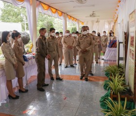 องคมนตรี เดินทางไปเป็นประธานพิธีมอบสิ่งของพระราชทาน ... พารามิเตอร์รูปภาพ 21