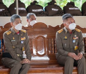 องคมนตรี เดินทางไปเป็นประธานพิธีมอบสิ่งของพระราชทาน ... พารามิเตอร์รูปภาพ 23