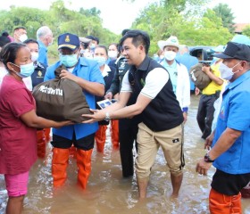 มอบสิ่งของพระราชทานแก่ประชาชนผู้ประสบภัยจังหวัดเพชรบูรณ์ ... พารามิเตอร์รูปภาพ 4