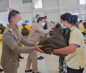 พลเอก ไพบูลย์ คุ้มฉายา องคมนตรี เชิญสิ่งของพระราชทาน ... พารามิเตอร์รูปภาพ 4