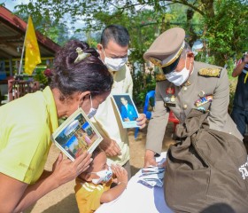 พลเอก ไพบูลย์ คุ้มฉายา องคมนตรี เชิญสิ่งของพระราชทาน ... พารามิเตอร์รูปภาพ 8